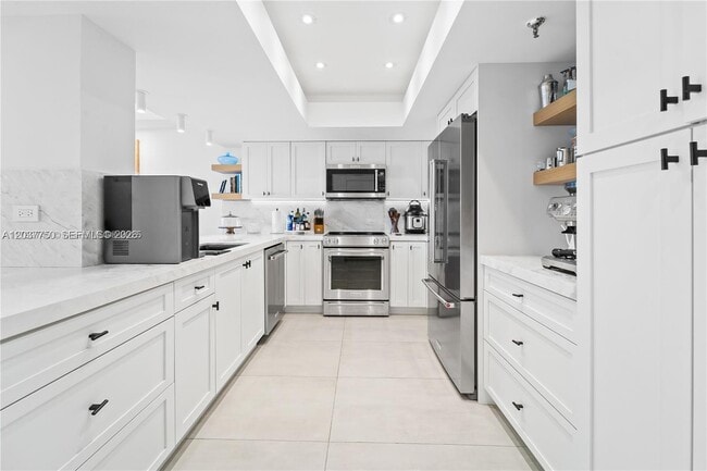 Building Photo - 520 Brickell Key Dr