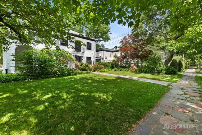 Foto del edificio - 4549 Delafield Ave