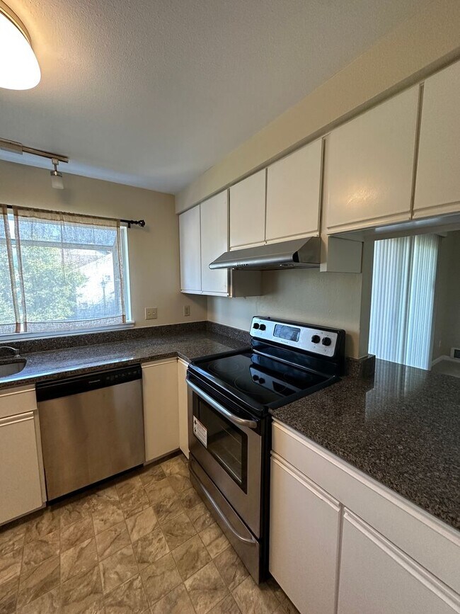Foto del edificio - Top Floor 2 bed Condo in Renton available ...