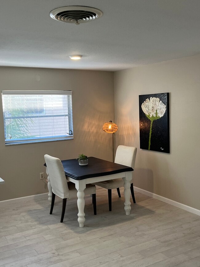 Building Photo - 220 Park Blvd N