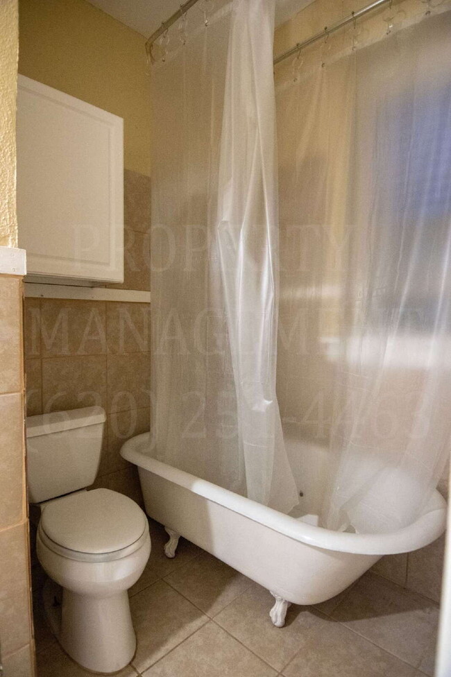 Foto del edificio - Cute Upstairs 2-Bed Apartment located down...