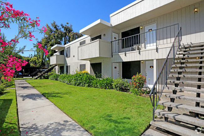 Building Photo - Iron Horse Apartments