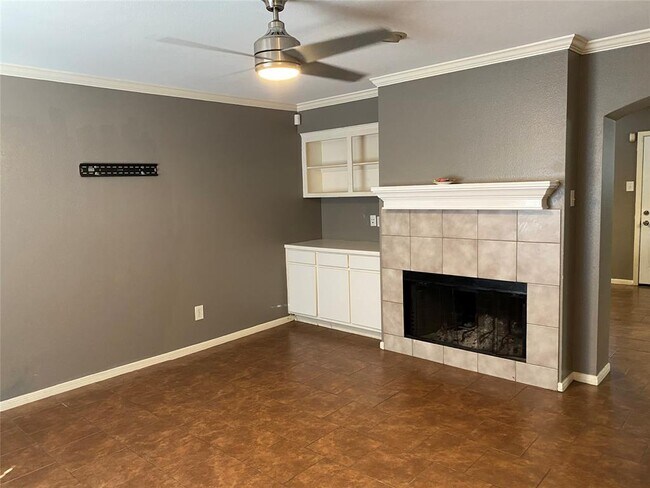 Building Photo - 10007 Emerald Oaks Dr
