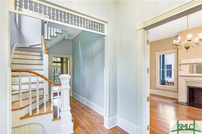 Building Photo - 212 W 40th St