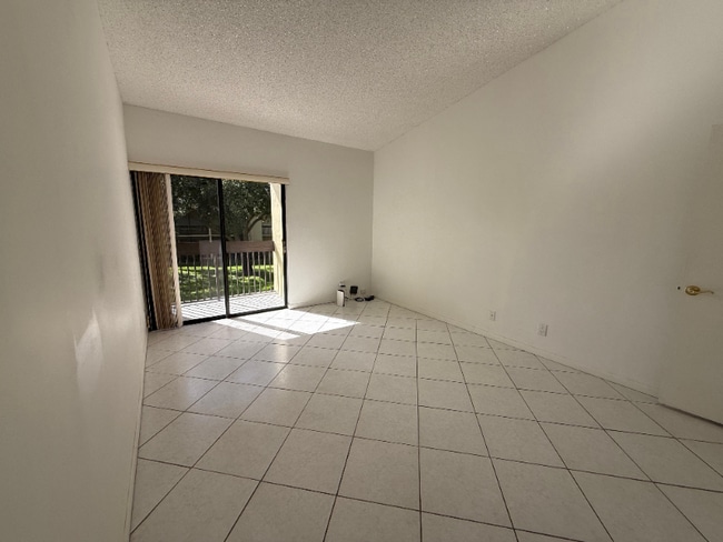 Foto del edificio - 1953 SW 15th St