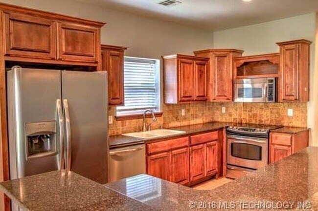 Building Photo - Schedule a tour today! Jenks Luxury Next T...