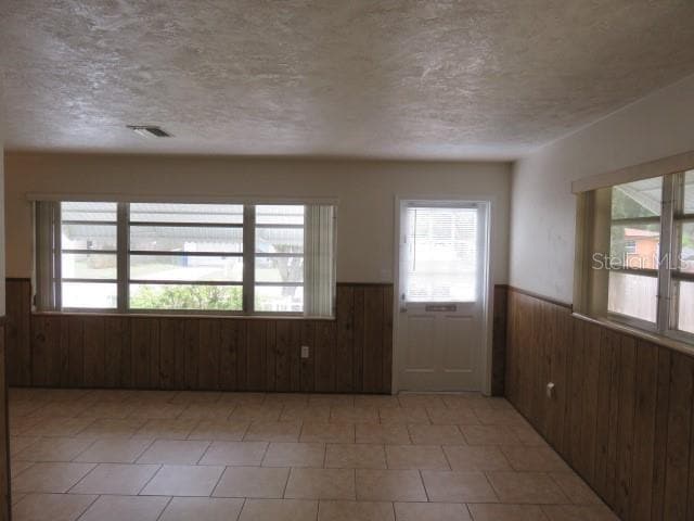 Building Photo - 2204 20th Ave W