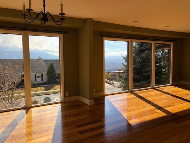 Living 3 - 837 E Northcrest Dr