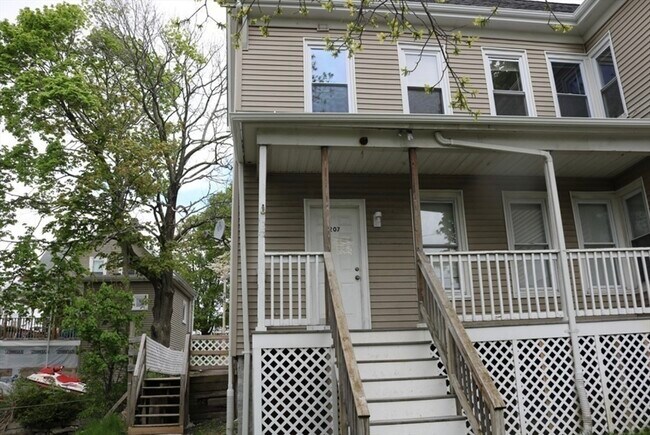 Building Photo - 207 Lincoln St