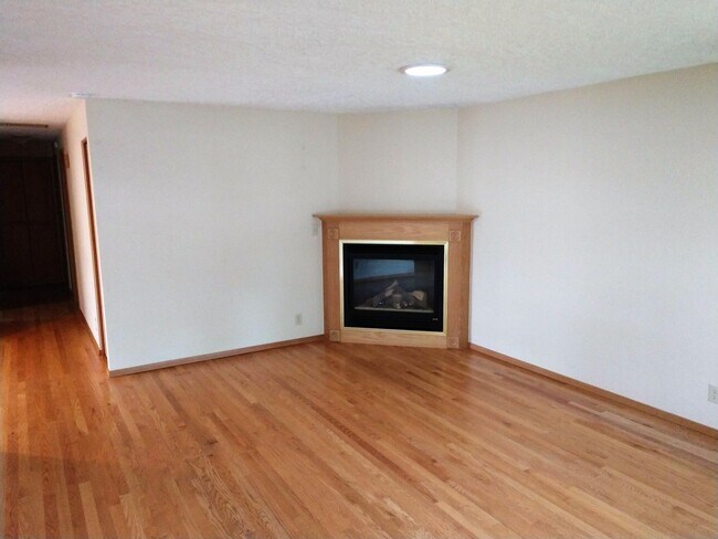 Building Photo - 4703 Regal Dr NE