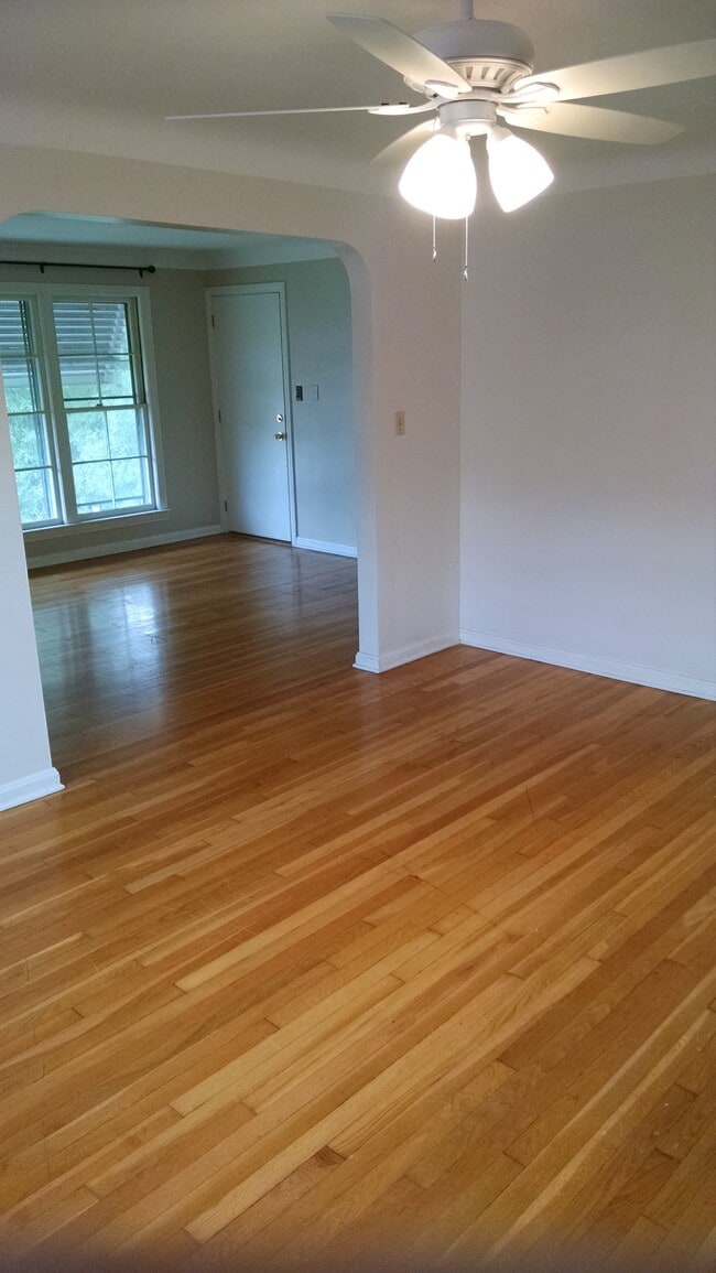 Dining - 18725 Chagrin Blvd