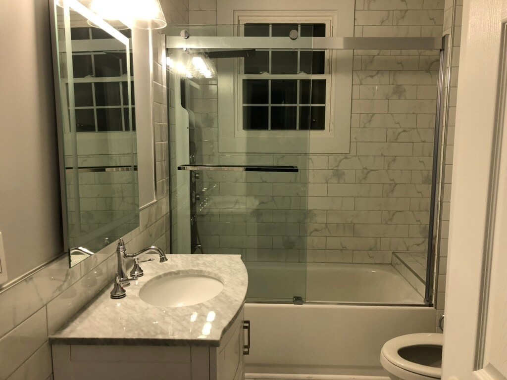 Bathroom 1 - Bathtub - 16 Avenue E
