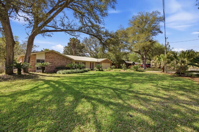 Building Photo - "Charming 4-Bedroom Shalimar Retreat with Granite Kitchen & Cozy Fireplace!"