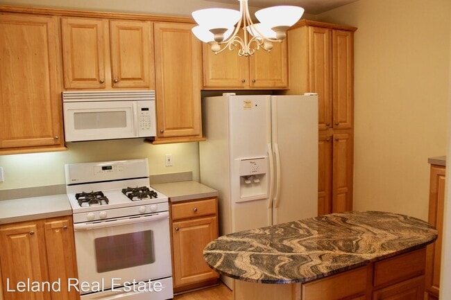 Building Photo - 2 br, 2.5 bath House - 1288 Laskin Road  U...