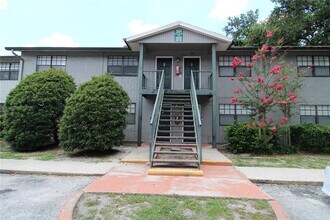 Building Photo - 201 Poinsettia Pine Ct