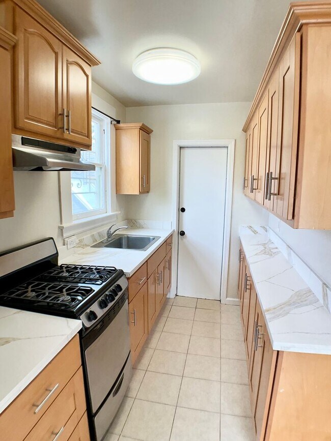 Foto del edificio - TOP FLOOR, Corner Studio. Hardwood Floors!...