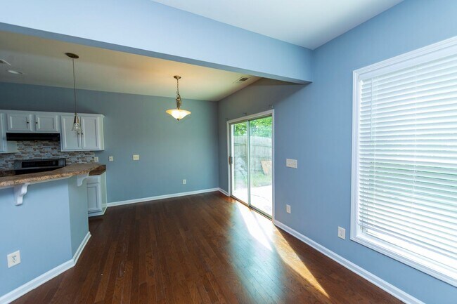 Foto del edificio - 5815 Weddington Dr