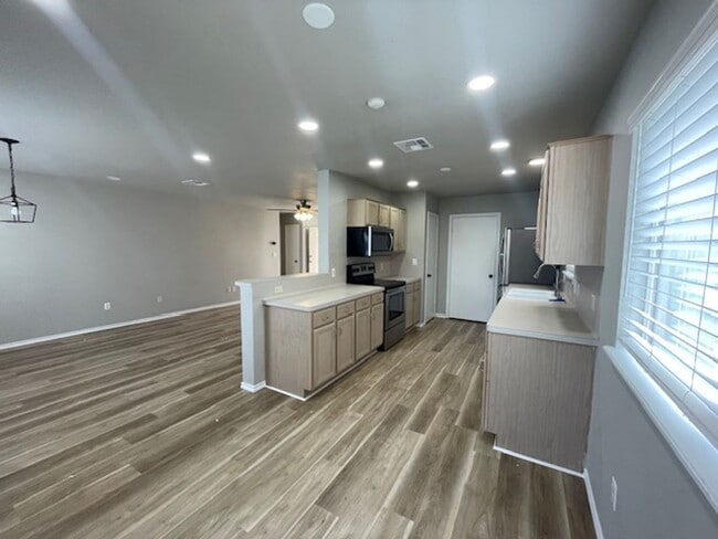 Building Photo - 3-Bedroom Home Near Mireles Elementary & B...