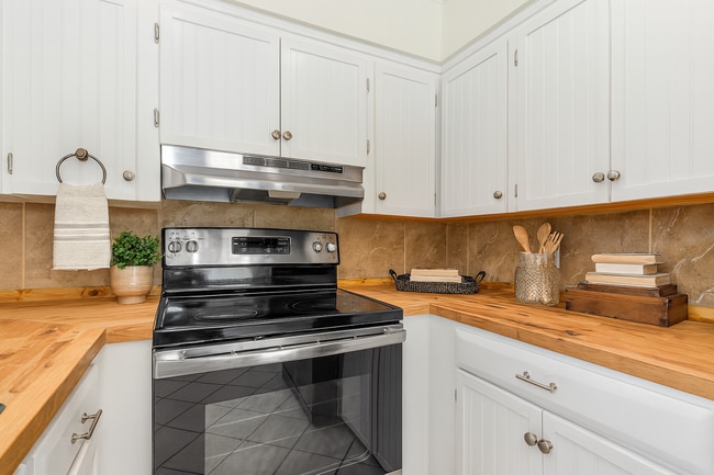 Building Photo - 2132 Coronet Dr