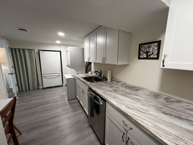 Vista de la cocina desde la estufa - 205 Palomino Dr