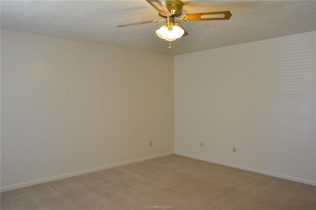 Building Photo - 2404 Bandera Dr