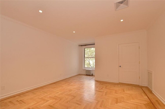Building Photo - 49 E 63rd St