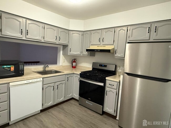 Foto del edificio - 405 Maplecrest Rd