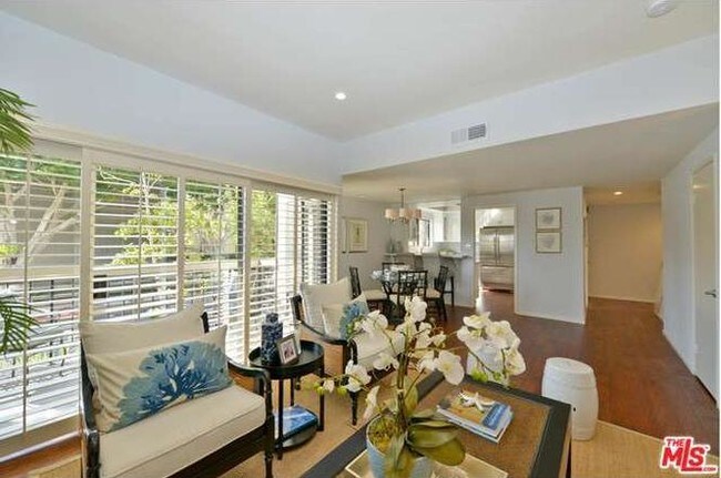 Living room/patio - 2909 Arizona Ave