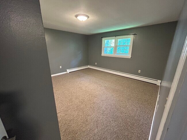 bedroom - 137-1 Vernon Ave