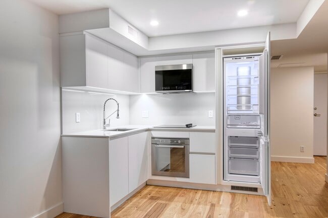 Building Photo - 3460 Rue Peel