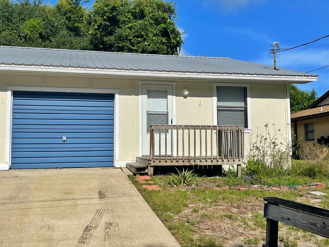 Primary Photo - Island duplex, 2 BR / 1 BA / 1 Car Garage