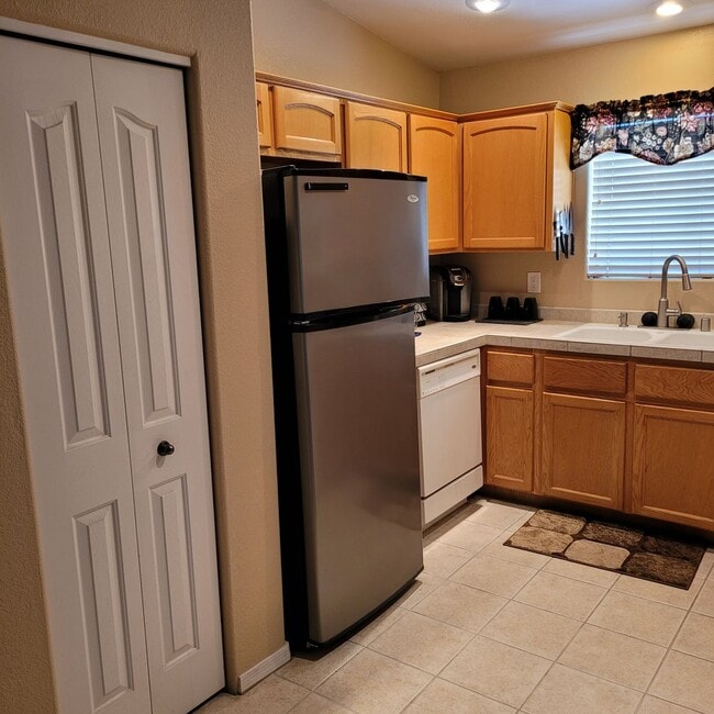 Building Photo - Furnished One Bedroom