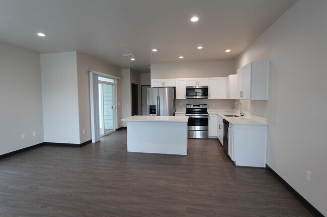 Building Photo - Modern design 3-bed, 2.5 bath duplex avail...