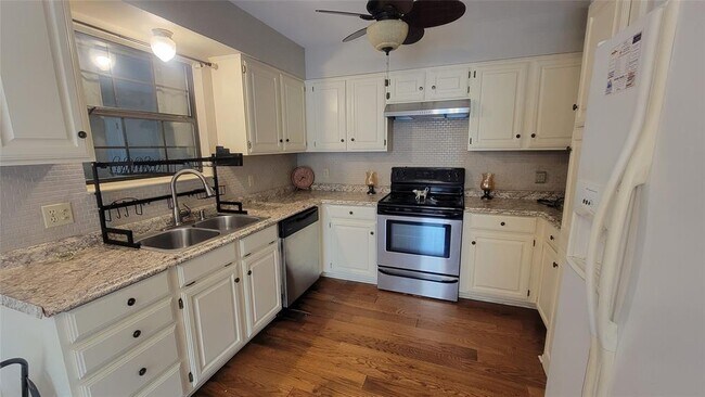 Foto del edificio - 214 Fireside Village Dr