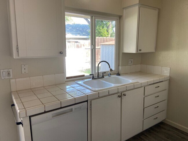 Foto del edificio - Orangevale 3 bdrm, 2 bath home near school...