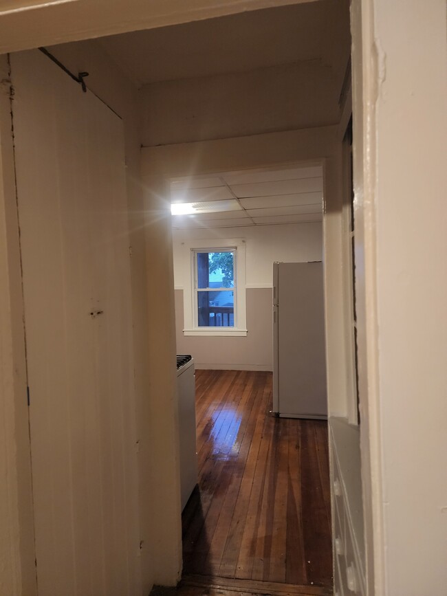 onnection between Living room and Kitchen - 2 Dane St