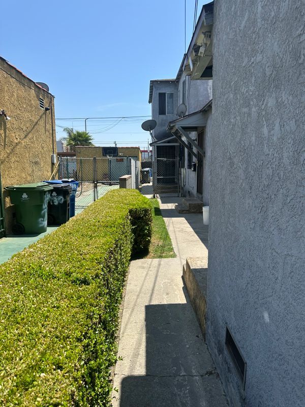 Building Photo - 932 W 71st St