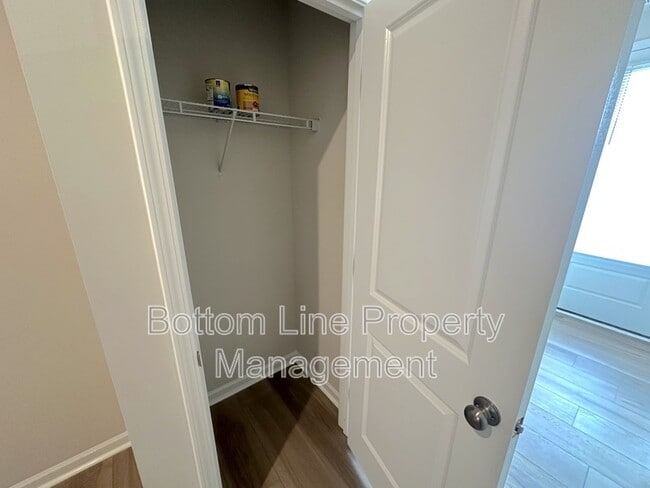 Foto del edificio - 3037 Hutton Gdns Ln