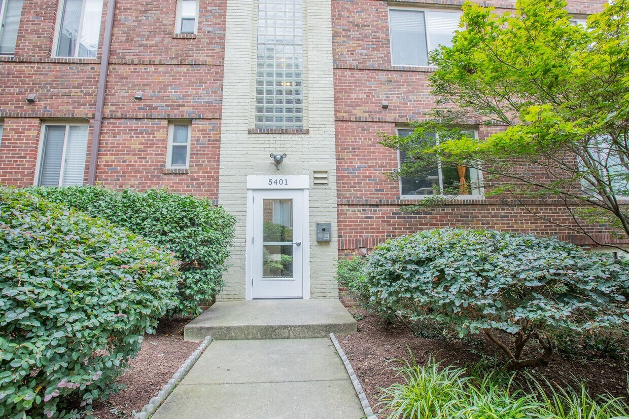 Foto principal - Lavish 2 BR/2 BA Loft-Style Condo in Brigh...