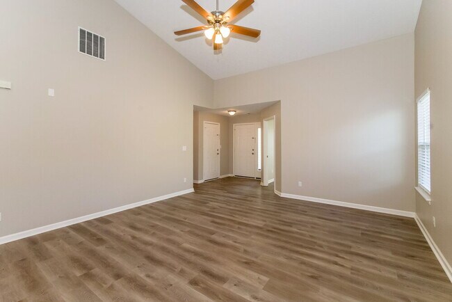 Building Photo - 5765 Arlington Dr