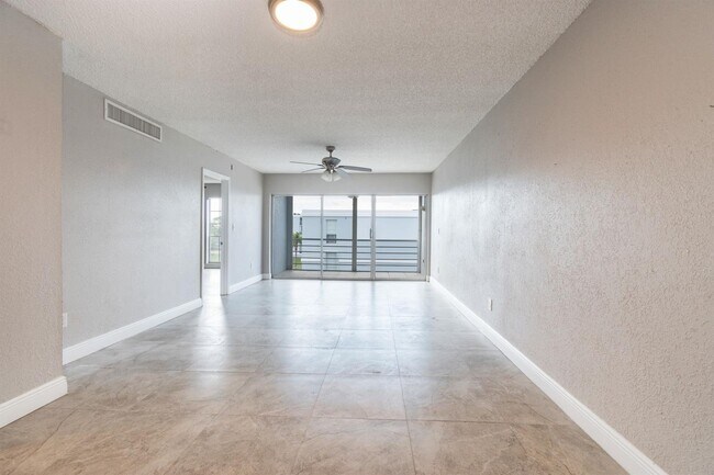 Foto del edificio - 7980 N French Dr