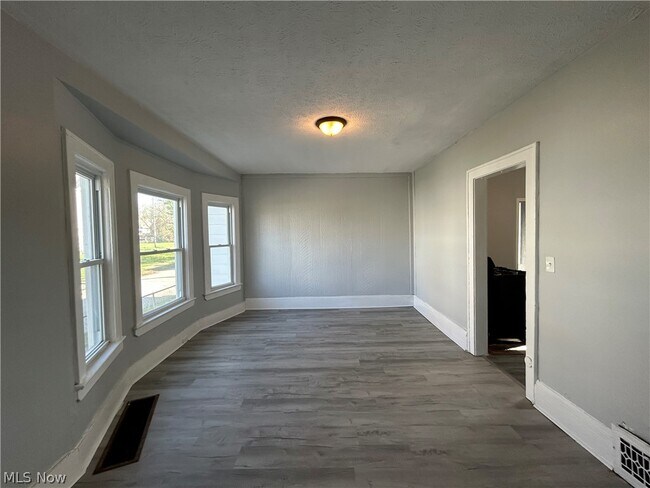 Foto del edificio - 10136 North Blvd