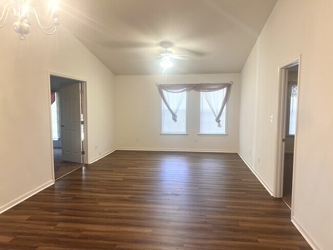 Foto del edificio - 107 Larkspur Ln