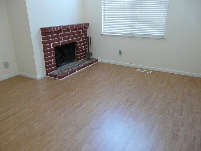 Building Photo - Bright Cambrian 3 Bedroom 2.5 Bath Home w/Office
