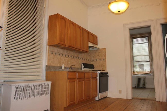 Building Photo - 417 W 46th St