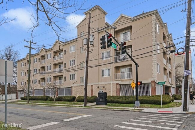 Building Photo - 349 W Grand St