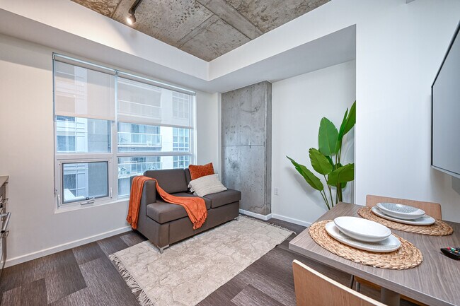 Photo du bâtiment - Private Room in Shared 2 Bed 1 Bath Apartment