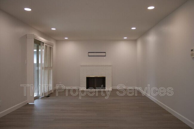 Foto del edificio - 6940 McQuillan Cir