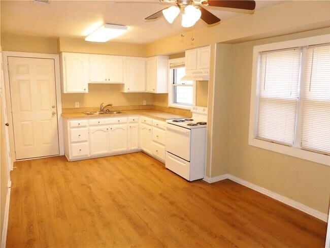 Building Photo - 712 Belmont Dr