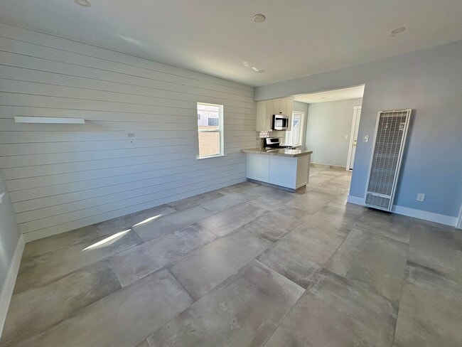 Building Photo - Bright and fresh Lawndale front house